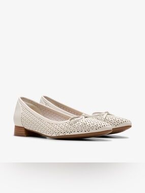 NIB- Clarks Women's Natalyn Step Off White Leather Shoe